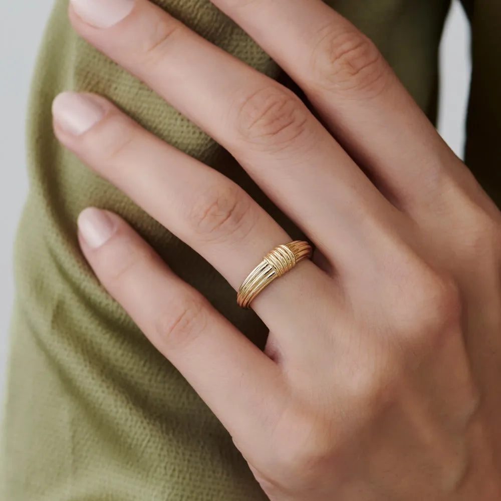 14k Ribbed Dome Graduating Gold Ring