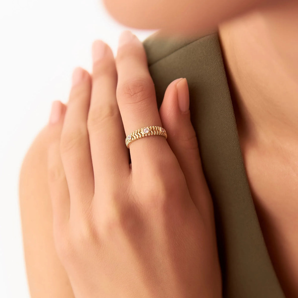 14K Solid Gold Round Diamond 0.12 Carat Ribbed Three Stone Ring