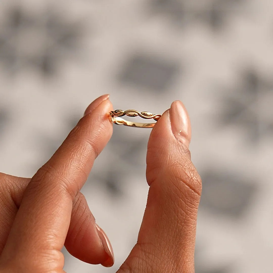 14k Gold Oval Link Ring 2.4mm Wide Graduated Band
