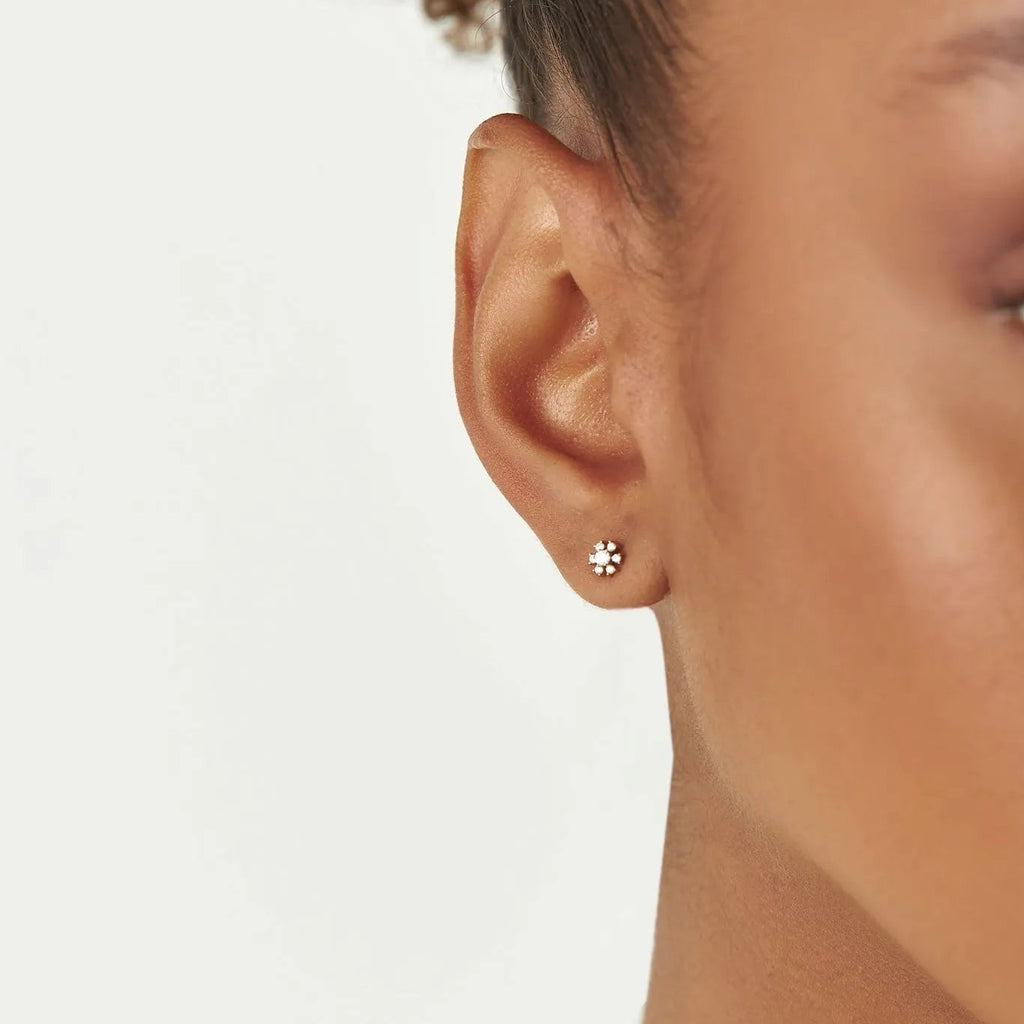 14k Gold Diamond Round Cut Petite Flower Cluster Stud Earrings 0.18 ctw