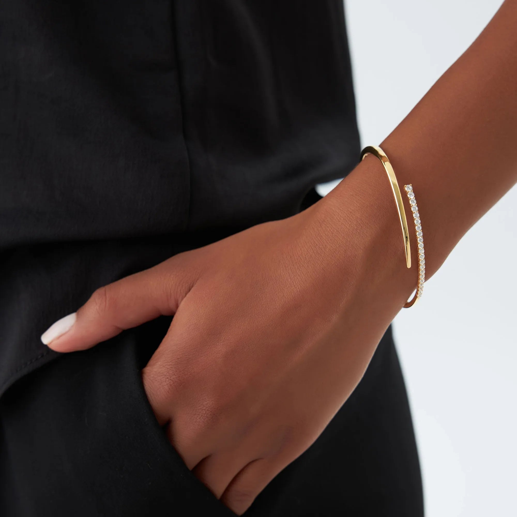 14K Solid Gold 1.05 CTW Round Diamond Crossover Graduating Bangle
