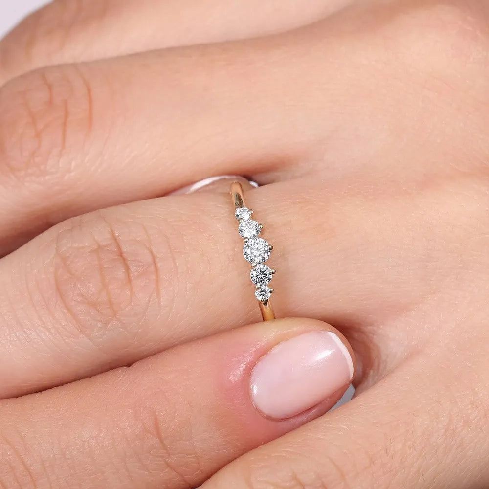 14K Gold Round Diamond 5 Stone Graduating Wedding Ring 0.30 CTW