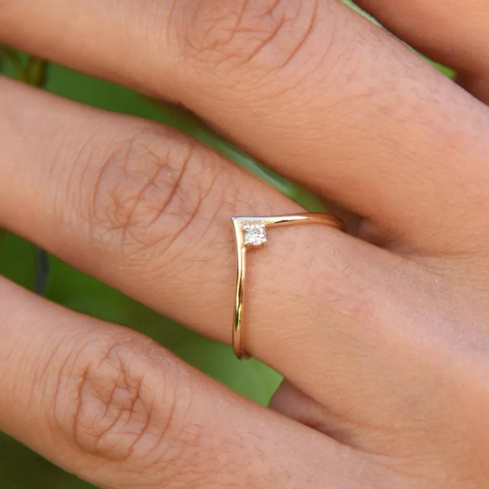 14K Gold Round Diamond Chevron Ring 0.07 Carat 4 Prong Setting