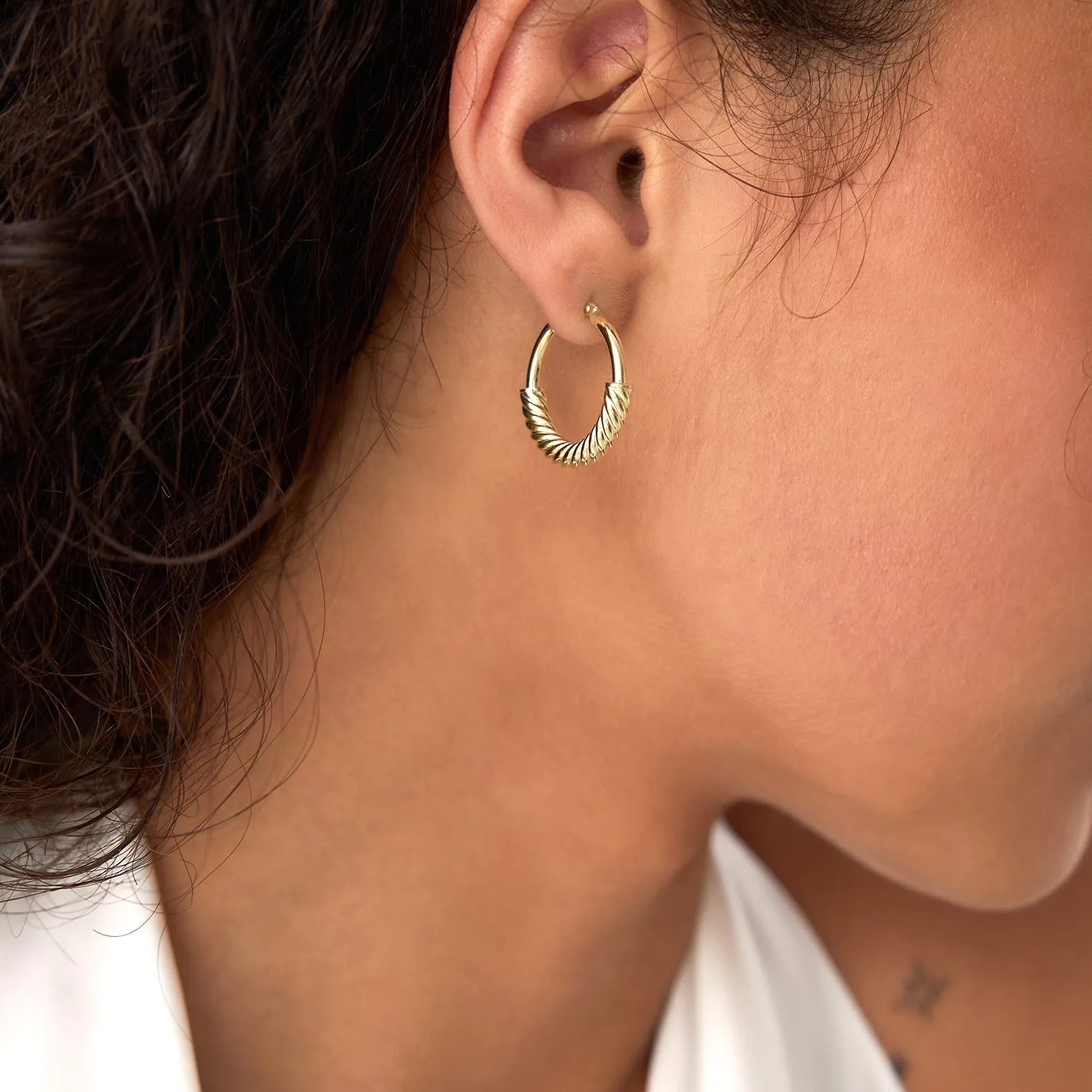 14k Yellow Gold Twist Rope Medium Hoop Earrings 23mm Outer Diameter 3.9mm Width