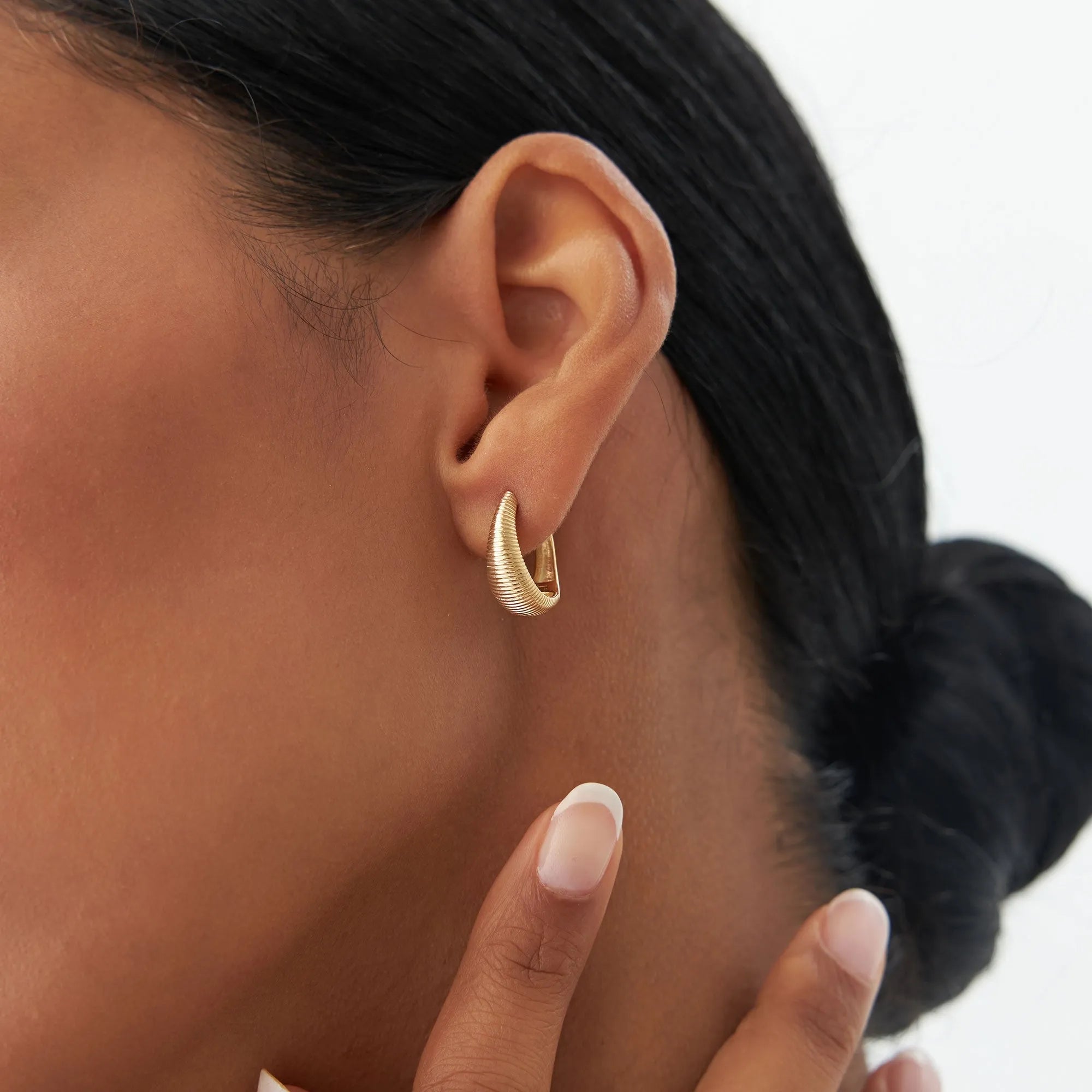 14k Gold Ribbed Teardrop Graduated Hoop Earrings 13mm 6.5mm Width
