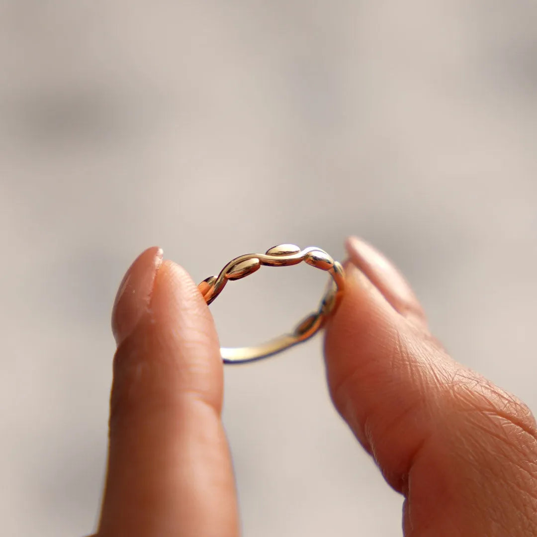 14k Gold Oval Link Ring 2.4mm Wide Graduated Band