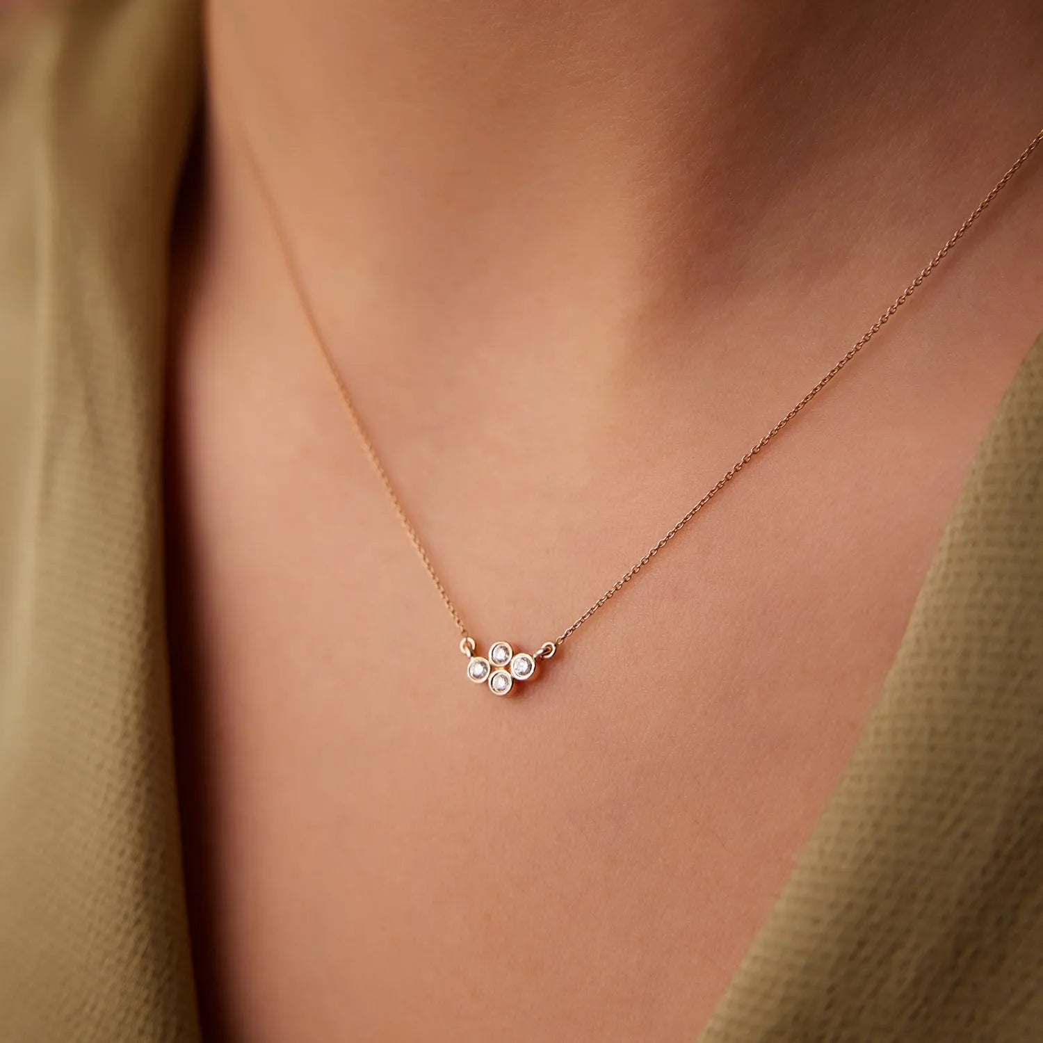 14K Solid Gold Round Diamond 4 Stone Cluster Pendant Necklace 0.13ctw