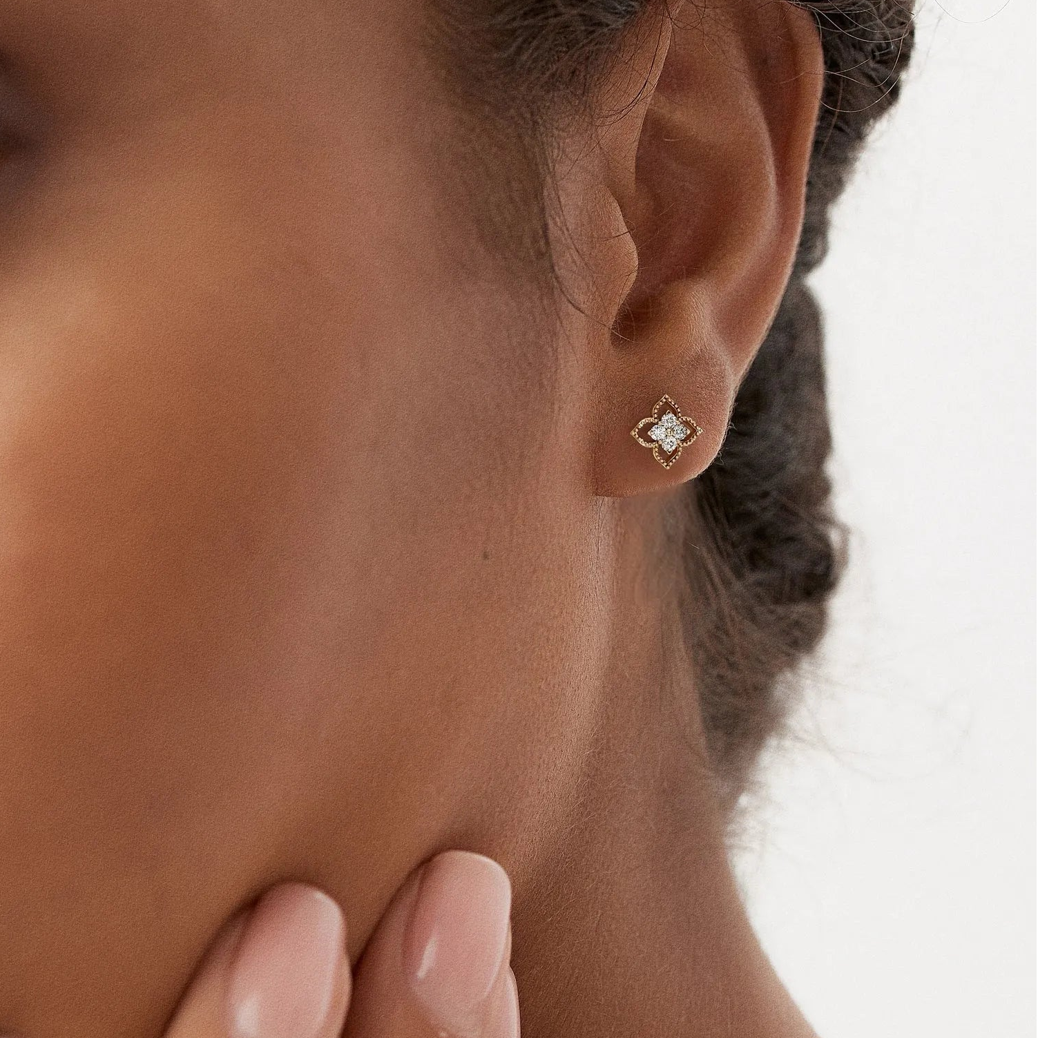 14k Gold Diamond Round Cut Floral Cluster Stud Earrings 0.12 ctw