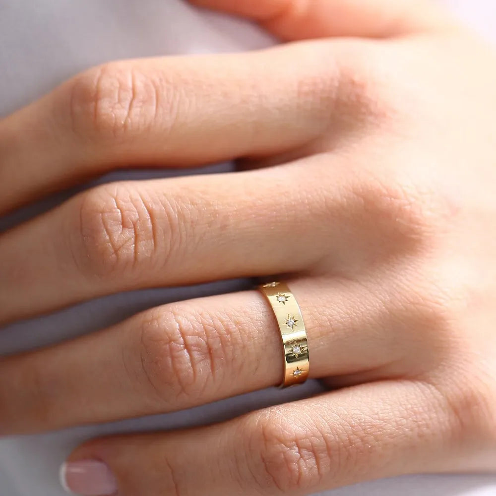 14K Gold 0.11ctw Round Diamond 4.5mm Starburst Engraved Star Setting Thick Band Ring