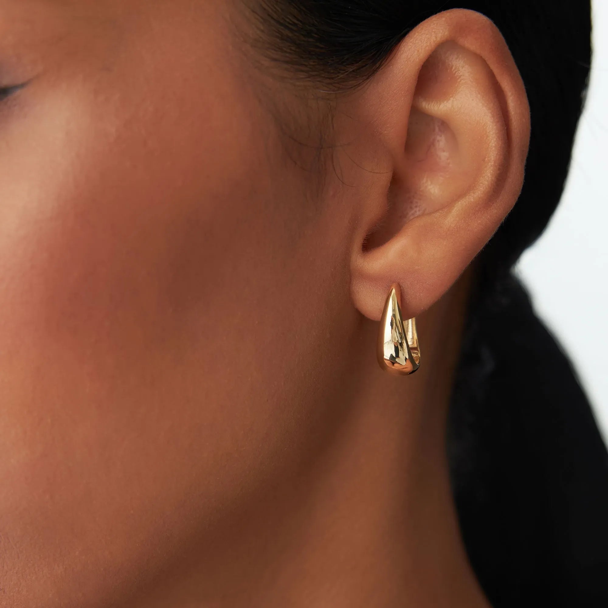 14k Gold Teardrop Graduated Hoop Earrings 13mm Polished Statement Style