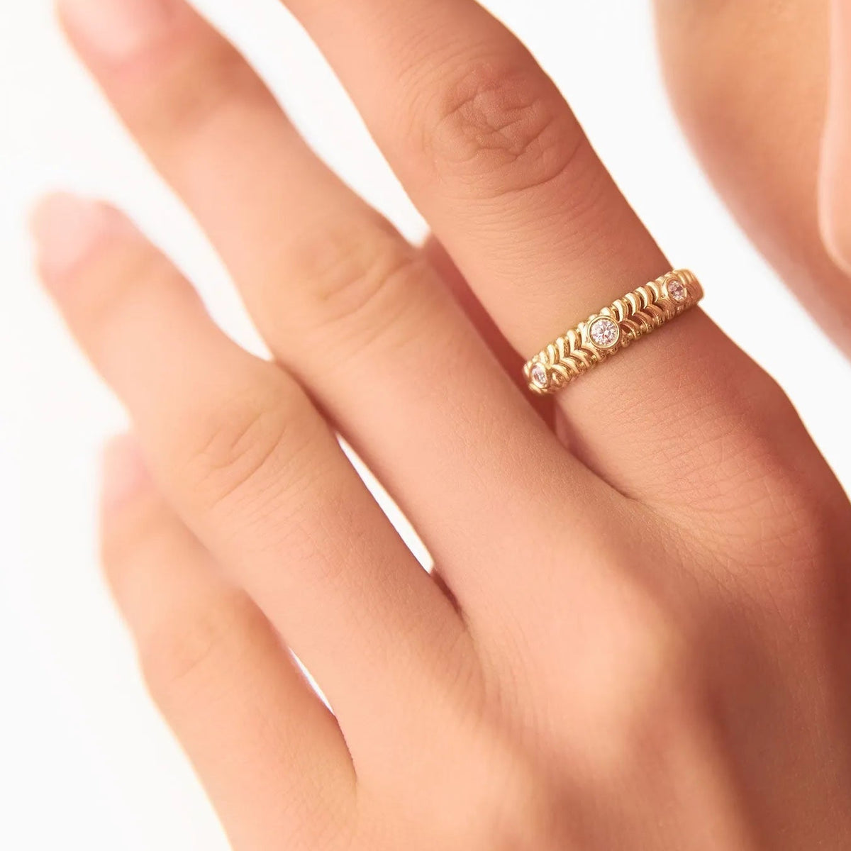 14K Solid Gold Round Diamond 0.12 Carat Ribbed Three Stone Ring