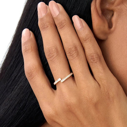 14k Solid Gold Baguette and Round Diamond Crossover Ring 0.25 ctw