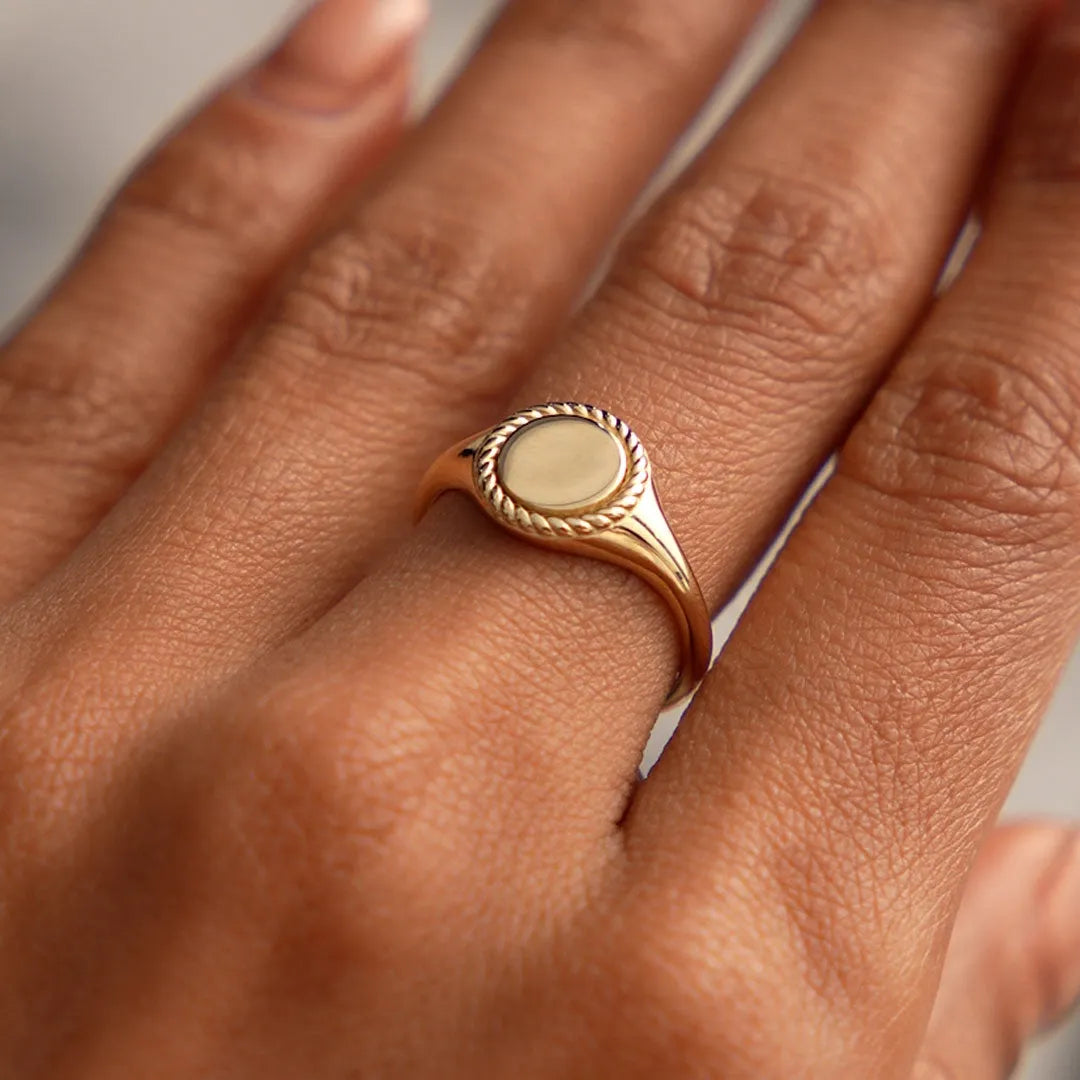14k Gold Rope Border Oval Signet Ring Wide Graduated Band