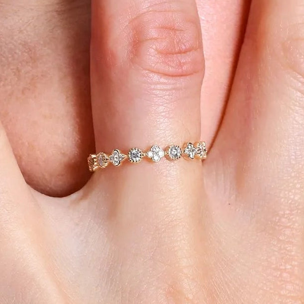 14k Gold 0.38ctw Round Diamond Bezel Set Clover Eternity Ring
