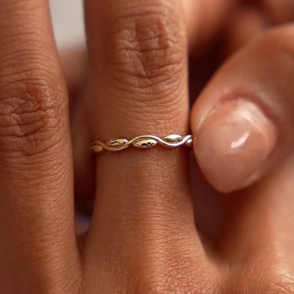 14k Gold Oval Link Ring 2.4mm Wide Graduated Band