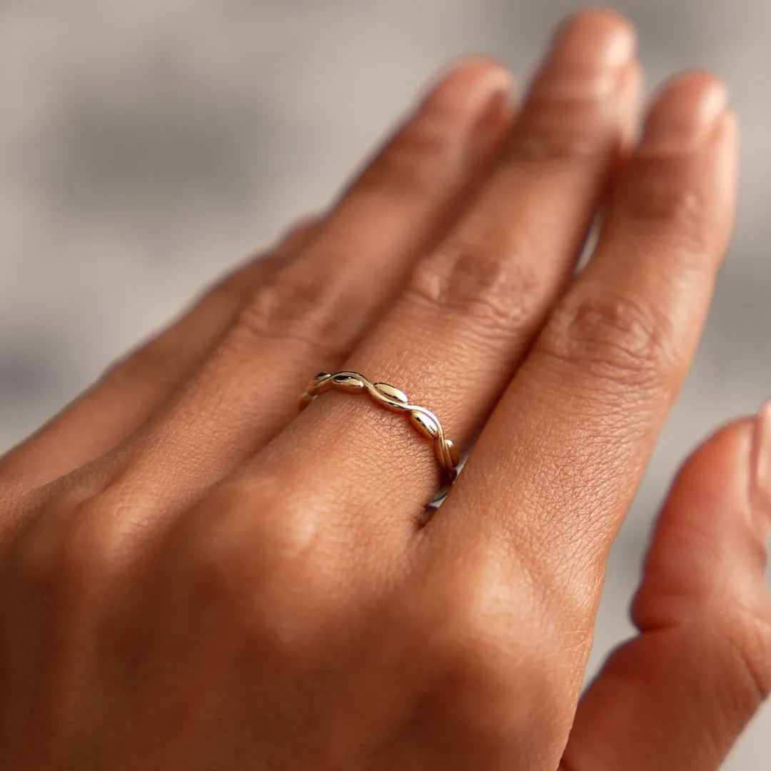 14k Gold Oval Link Ring 2.4mm Wide Graduated Band