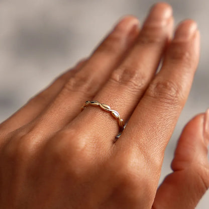 14k Gold Oval Link Ring 2.4mm Wide Graduated Band