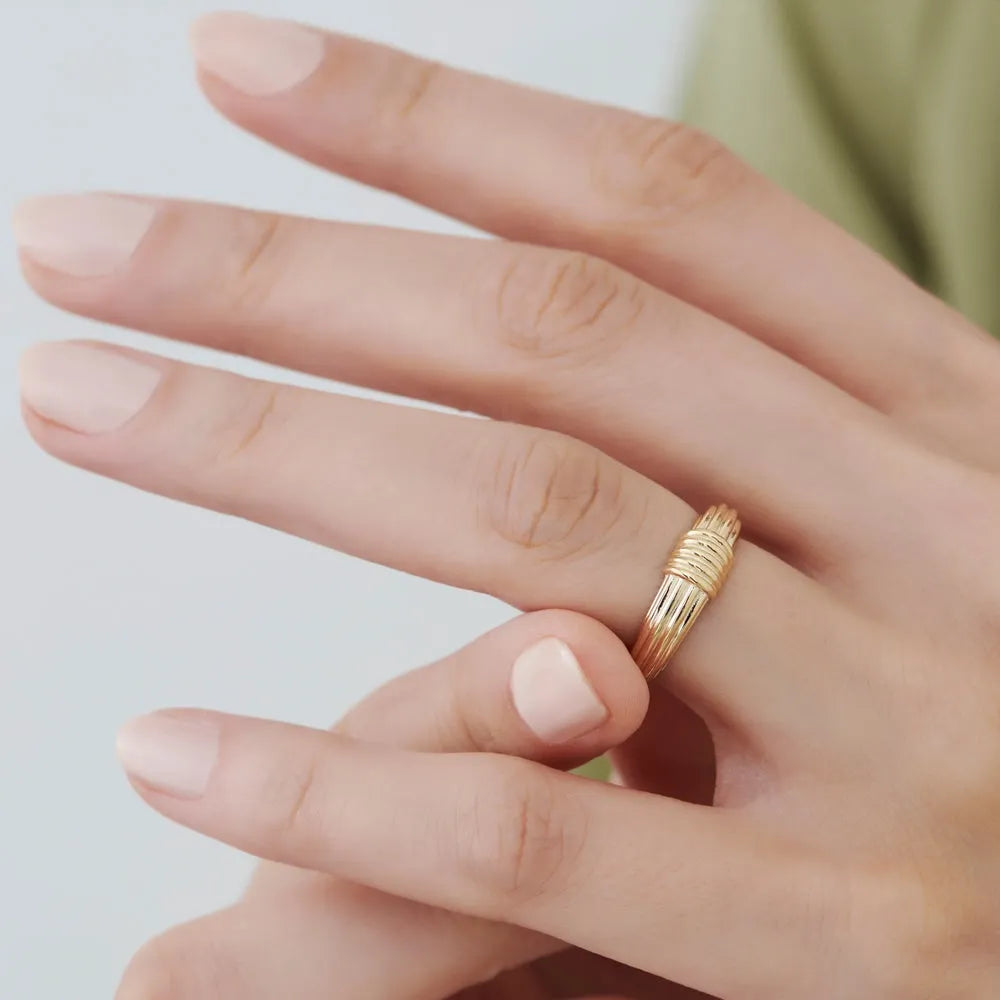 14k Ribbed Dome Graduating Gold Ring