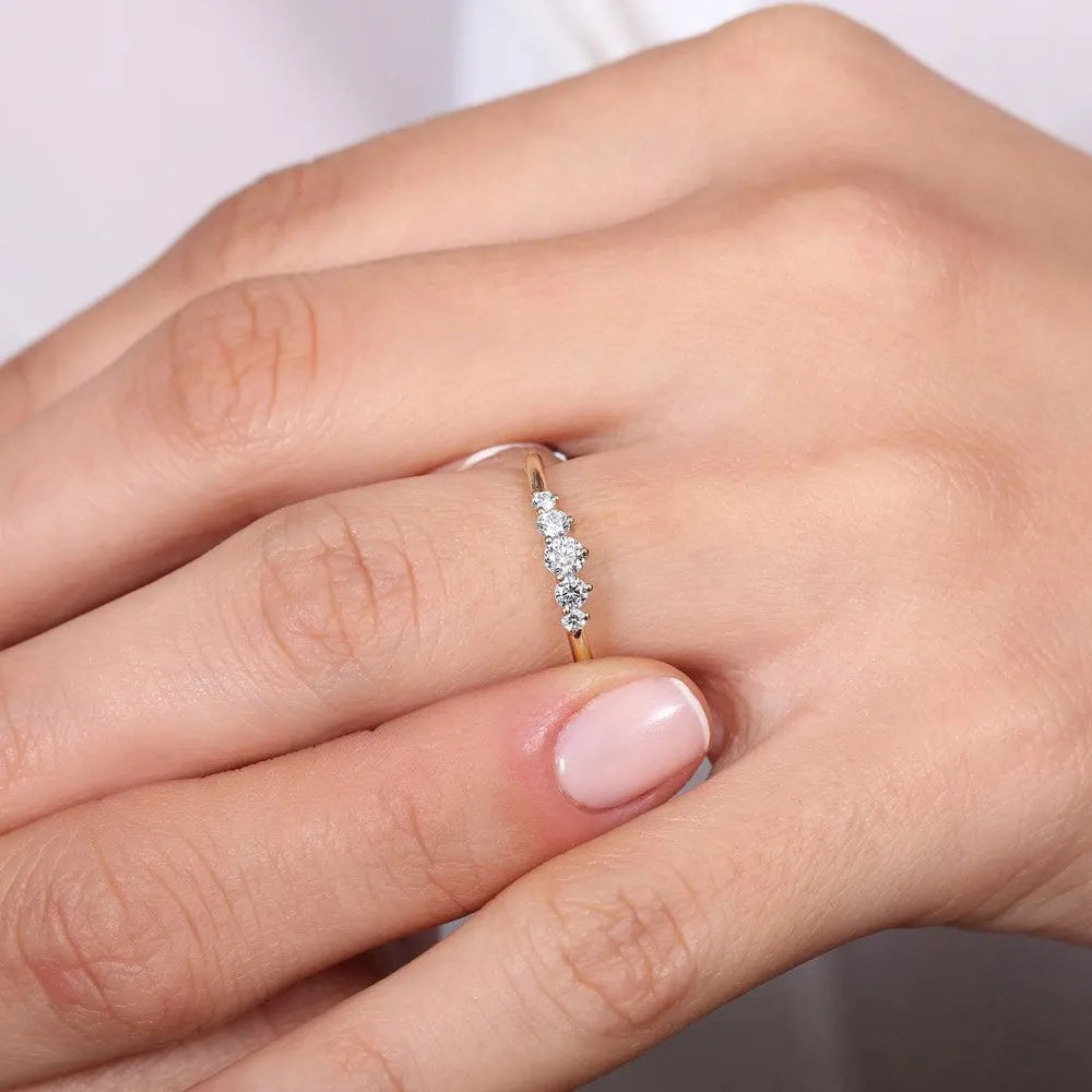 14K Gold Round Diamond 5 Stone Graduating Wedding Ring 0.30 CTW