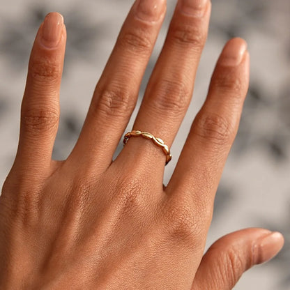 14k Gold Oval Link Ring 2.4mm Wide Graduated Band