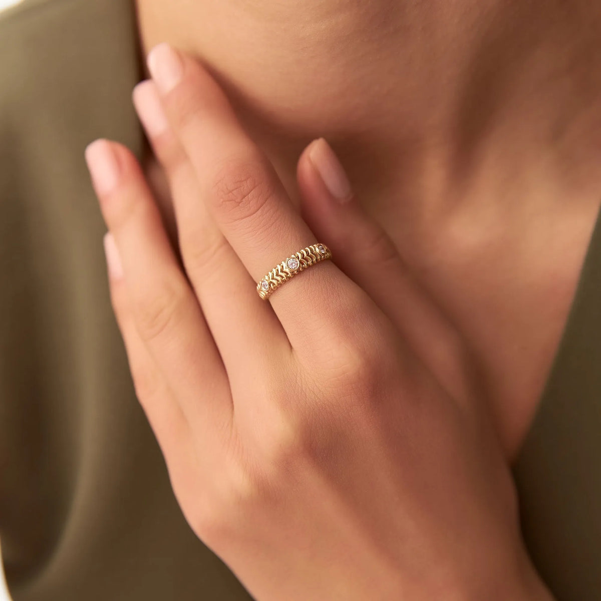 14K Solid Gold Round Diamond 0.12 Carat Ribbed Three Stone Ring