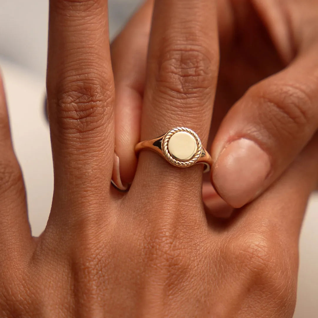 14k Gold Rope Border Oval Signet Ring Wide Graduated Band