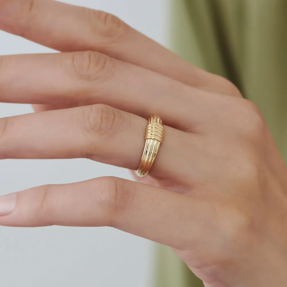 14k Ribbed Dome Graduating Gold Ring
