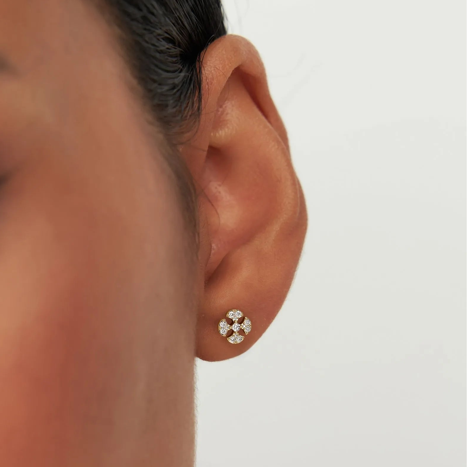 14k Gold Diamond Round Cut Petal Cluster Stud Earrings 0.15 ctw