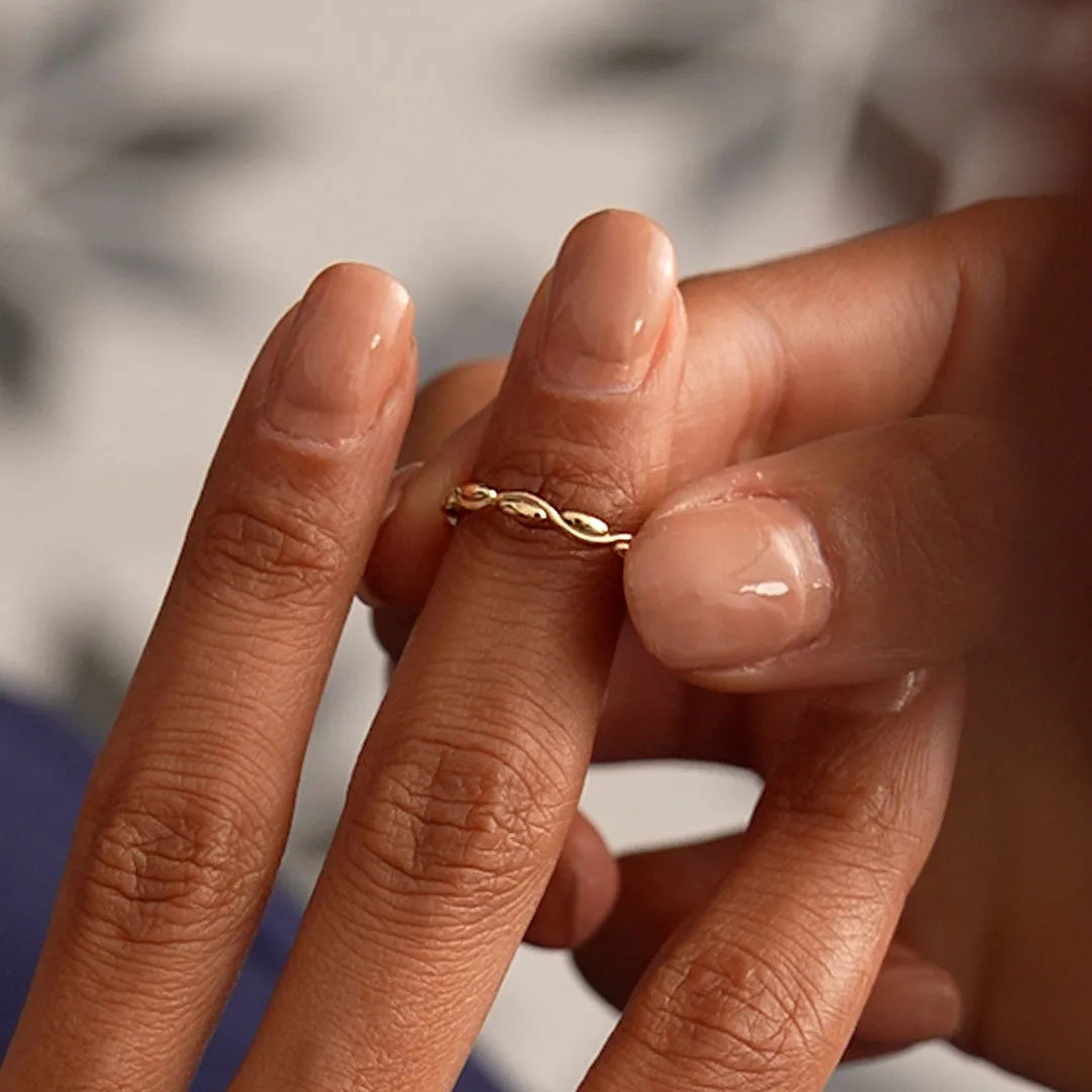 14k Gold Oval Link Ring 2.4mm Wide Graduated Band